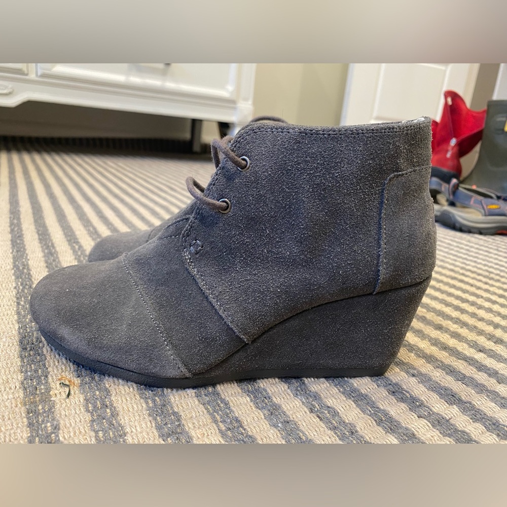 Tom’s Gray Suede Wedges with Geometric Design